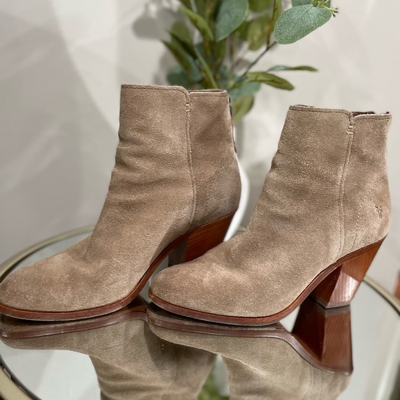 ✨FRYE WOMENS TAN SUEDE BOOTIE•SIZE 7✨ - Picture 2 of 10